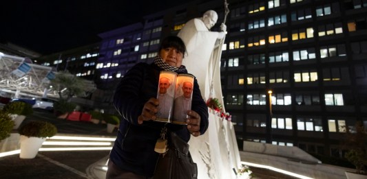 El papa sufre "neumonía bilateral" y su cuadro clínico sigue siendo "complejo"