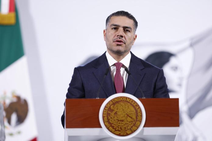 El secretario de Seguridad y Protección Ciudadana, Omar García Harfuch, habla durante una rueda de prensa este martes, en el Palacio Nacional de la Ciudad de México (México). Foto La Hora: EFE.