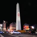 Fotografía del monumento El Obelisco iluminado con la imagen del papa Francisco y el mensaje "Francisco, la ciudad reza por vos", proyectado por el gobierno de la ciudad de Buenos Aires Foto La Hora: EFE