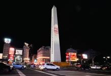 «La ciudad reza por vos»: el mensaje que Buenos Aires envía al papa Francisco, proyectado en su obelisco Fotografía del monumento El Obelisco iluminado con la imagen del papa Francisco y el mensaje "Francisco, la ciudad reza por vos", proyectado por el gobierno de la ciudad de Buenos Aires Foto La Hora: EFE