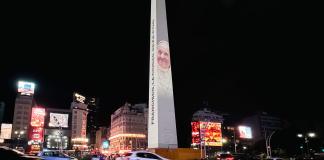 Fotografía del monumento El Obelisco iluminado con la imagen del papa Francisco y el mensaje "Francisco, la ciudad reza por vos", proyectado por el gobierno de la ciudad de Buenos Aires Foto La Hora: EFE