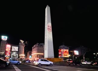 Fotografía del monumento El Obelisco iluminado con la imagen del papa Francisco y el mensaje "Francisco, la ciudad reza por vos", proyectado por el gobierno de la ciudad de Buenos Aires Foto La Hora: EFE