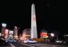 Fotografía del monumento El Obelisco iluminado con la imagen del papa Francisco y el mensaje "Francisco, la ciudad reza por vos", proyectado por el gobierno de la ciudad de Buenos Aires Foto La Hora: EFE