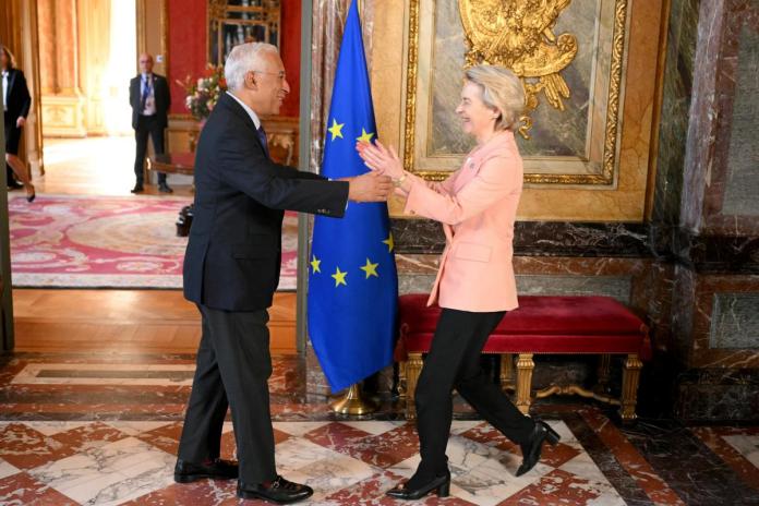 El presidente del Consejo Europeo, António Costa, saluda a la presidenta de la Comisión Europea, Ursula von der Leyen Foto La Hora: EFE/EPA/NICOLAS TUCAT