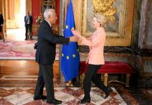 El presidente del Consejo Europeo, António Costa, saluda a la presidenta de la Comisión Europea, Ursula von der Leyen Foto La Hora: EFE/EPA/NICOLAS TUCAT