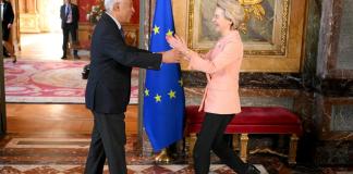 El presidente del Consejo Europeo, António Costa, saluda a la presidenta de la Comisión Europea, Ursula von der Leyen Foto La Hora: EFE/EPA/NICOLAS TUCAT