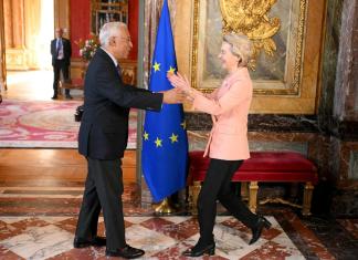 El presidente del Consejo Europeo, António Costa, saluda a la presidenta de la Comisión Europea, Ursula von der Leyen Foto La Hora: EFE/EPA/NICOLAS TUCAT