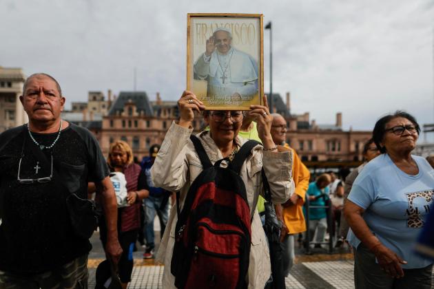 Personas sostienen una imagen del Papa Francisco durante una misa este lunes, en la Plaza Constitución en Buenos Aires (Argentina). Foto La Hora: EFE