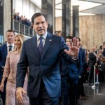 El secretario de Estado estadounidense Marco Rubio saluda al llegar para hablar con personal del Departamento de Estado mientas lo sigue su familia, en el Departamento de Estado, el martes 21 de enero de 2025, en Washington. (AP Foto/Jacquelyn Martin)