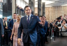 El secretario de Estado estadounidense Marco Rubio saluda al llegar para hablar con personal del Departamento de Estado mientas lo sigue su familia, en el Departamento de Estado, el martes 21 de enero de 2025, en Washington. (AP Foto/Jacquelyn Martin)