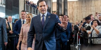 El secretario de Estado estadounidense Marco Rubio saluda al llegar para hablar con personal del Departamento de Estado mientas lo sigue su familia, en el Departamento de Estado, el martes 21 de enero de 2025, en Washington. (AP Foto/Jacquelyn Martin)