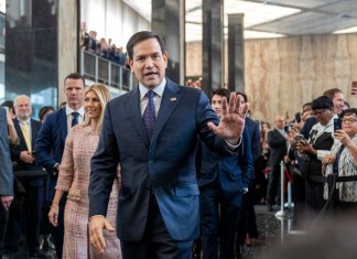 El secretario de Estado estadounidense Marco Rubio saluda al llegar para hablar con personal del Departamento de Estado mientas lo sigue su familia, en el Departamento de Estado, el martes 21 de enero de 2025, en Washington. (AP Foto/Jacquelyn Martin)