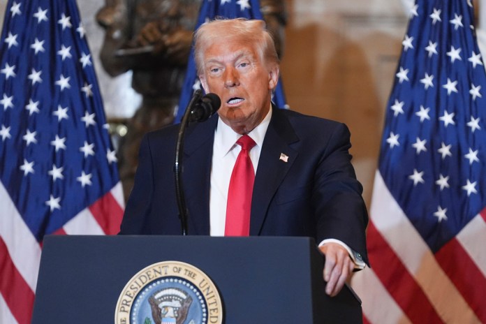 Donald Trump participó en el Desayuno de Oración Nacional en el Capitolio en la que un grupo bipartidista de legisladores se reúne para convivir.