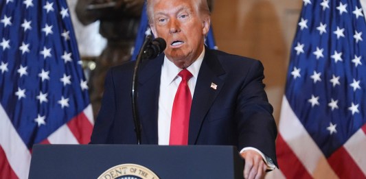 Donald Trump participó en el Desayuno de Oración Nacional en el Capitolio en la que un grupo bipartidista de legisladores se reúne para convivir.