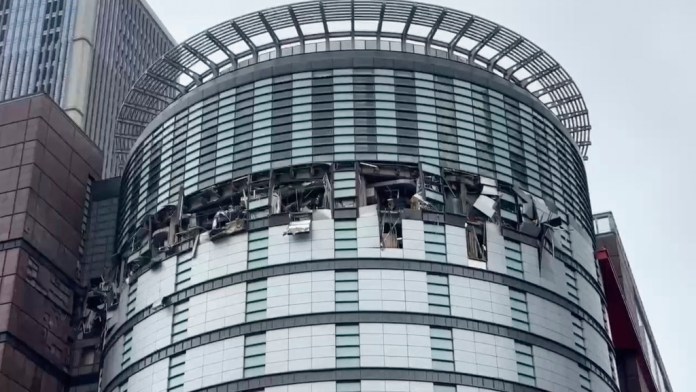 Esta imagen tomada de un video de TVBS de Taiwán muestra la fachada dañada de la tienda departamental Shin Kong Mitsukoshi después de una explosión en la ciudad de Taichung en Taiwán el jueves 13 de febrero de 2025. Foto La Hora: AP