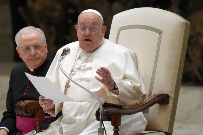 El papa Francisco lee un discurso durante su audiencia semanal, en el salón Pablo VI, en el Vaticano, el 12 de febrero de 2025. Foto La Hora: AP