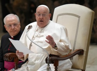 El papa Francisco se mantiene "estable", así como sus parámetros hemodinámicos y los análisis de sangre, sin nuevas crisis respiratorias ni fiebre, al cumplirse su tercera semana. Foto La Hora: AP Archivo