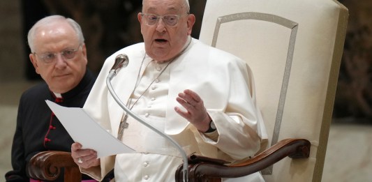 El papa Francisco lee un discurso durante su audiencia semanal, en el salón Pablo VI, en el Vaticano, el 12 de febrero de 2025. Foto La Hora: AP