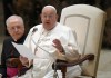 El papa Francisco lee un discurso durante su audiencia semanal, en el salón Pablo VI, en el Vaticano, el 12 de febrero de 2025. Foto La Hora: AP