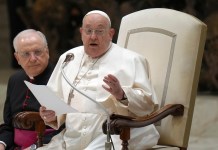 El Vaticano informa de la hospitalización del Papa para pruebas médicas por bronquitis El Papa Francisco fue hospitalizado este 14 de febrero para tratar la bronquitis que arrastra desde hace una semana y someterse a algunas pruebas diagnósticas, informó el vaticano.