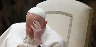 El papa Francisco sufre problemas respiratorios. El Vaticano ha anunciado que está estable, pero con oxígeno. Foto: AP /Alessandra Tarantino