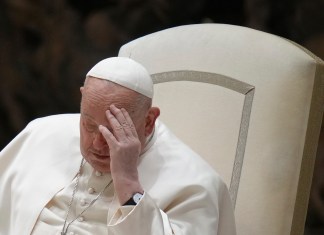 El papa Francisco sufre problemas respiratorios. El Vaticano ha anunciado que está estable, pero con oxígeno. Foto: AP /Alessandra Tarantino