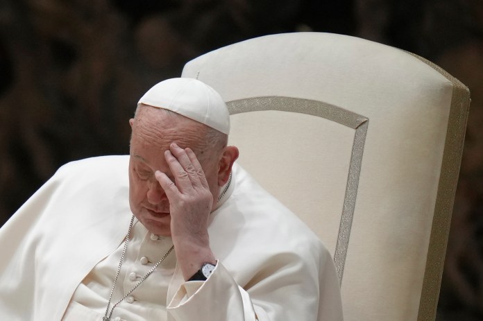 El papa Francisco sufre problemas respiratorios. El Vaticano ha anunciado que está estable, pero con oxígeno. Foto: AP /Alessandra Tarantino