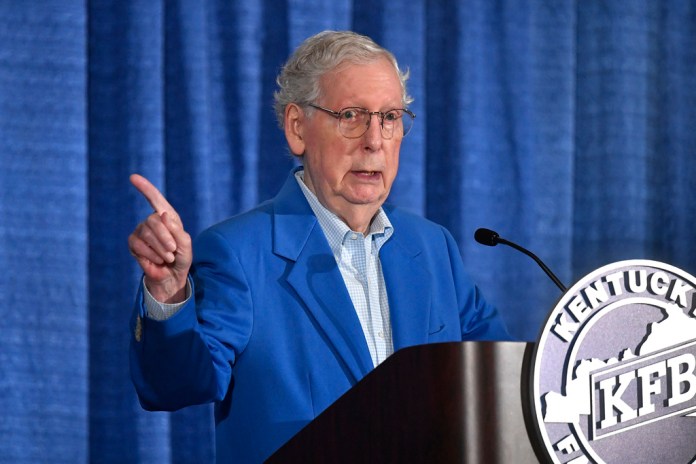 El líder de la minoría del Senado, Mitch McConnell, republicano por Kentucky, habla en el desayuno con jamón de la Feria Estatal de Kentucky en el Centro de Exposiciones de Kentucky en Louisville, Kentucky, el 22 de agosto de 2024. Foto La Hora: AP Archivo