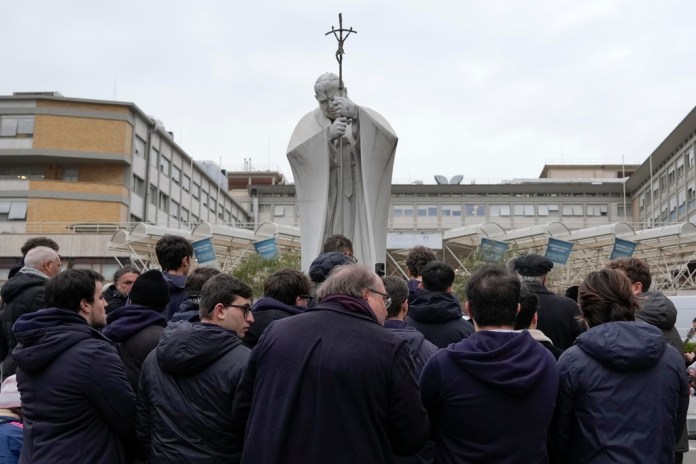 Un grupo de personas ora afuera de la Policlínica Agostino Gemelli donde el papa Francisco está hospitalizado, el lunes 24 de febrero de 2025, en Roma. Foto La Hora: AP