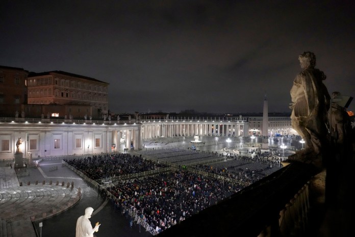 Fieles asisten al rezo del rosario por la salud del papa Francisco, en la Plaza de San Pedro del Vaticano, el 24 de febrero de 2025. Foto La Hora: AP