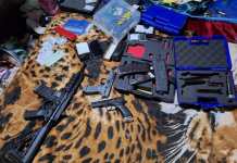 Investigadores de la DEIC en conjunto a autoridades del MP, durante allanamientos realizados en Puerto Barrios, Izabal, incautaron un gran armamento localizado en un inmueble rentado por un privado de libertad.