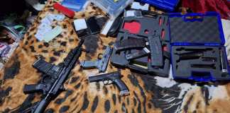 Investigadores de la DEIC en conjunto a autoridades del MP, durante allanamientos realizados en Puerto Barrios, Izabal, incautaron un gran armamento localizado en un inmueble rentado por un privado de libertad.
