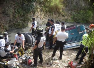 Bomberos enfrentan condiciones extremas para completar el rescate Foto: La Hora / Jose Orozco