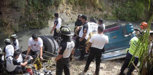 Bomberos enfrentan condiciones extremas para completar el rescate Foto: La Hora / Jose Orozco