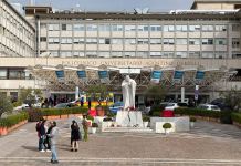 El papa sigue en estado crítico y presenta una insuficiencia renal leve
