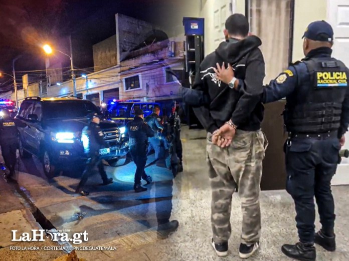 Uno de los agentes de seguridad de la SAT al ser detenido por la PNC.