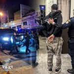Uno de los agentes de seguridad de la SAT al ser detenido por la PNC.