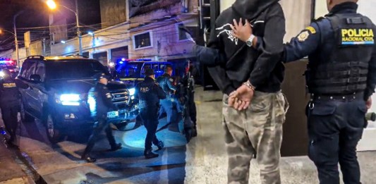 Uno de los agentes de seguridad de la SAT al ser detenido por la PNC.