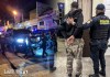 Uno de los agentes de seguridad de la SAT al ser detenido por la PNC.