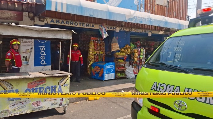 El ataque armado en la zona 11 capitalina ocurrió a las afueras del Hospital Roosevelt. Allí quedó sin vida un hombre que presuntamente prestaba servicio de taxi. Foto La Hora: Daniel Ramírez