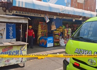 El ataque armado en la zona 11 capitalina ocurrió a las afueras del Hospital Roosevelt. Allí quedó sin vida un hombre que presuntamente prestaba servicio de taxi. Foto La Hora: Daniel Ramírez