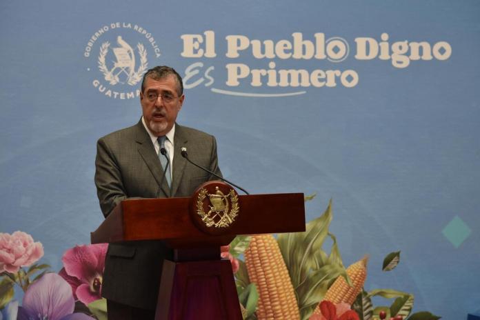 El presidente Bernardo Arévalo ya se encuentra en camino para hacer acto de presencia para la toma de posesión del presidente electo de Uruguay, Yamandú Orsi.