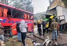 Bomberos Voluntarios han informado acerca de la atención a una colisión entre un camión y un bus Pullman, esto en el kilómetro 107 de la ruta Interamericana.