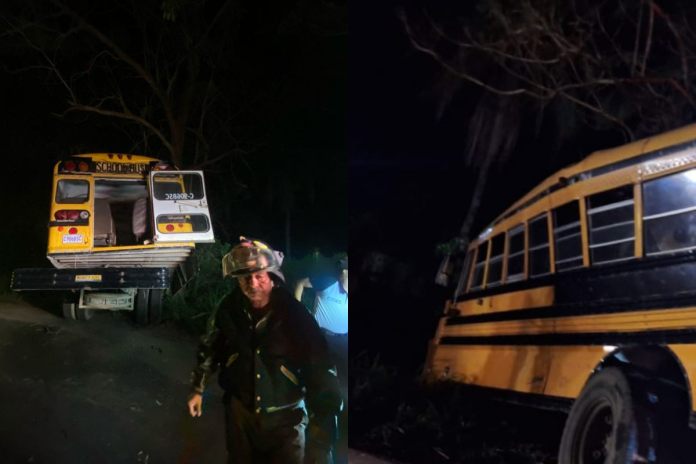 Bomberos Voluntarios informaron acerca de la atención a un accidente vial, donde un bus de transporte extraurbano colisionó contra un árbol en Tiquisate, Escuintla.