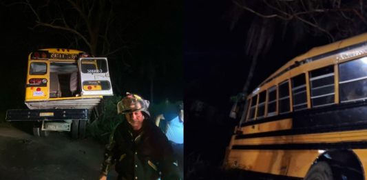 Bomberos Voluntarios informaron acerca de la atención a un accidente vial, donde un bus de transporte extraurbano colisionó contra un árbol en Tiquisate, Escuintla.