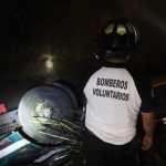 Bomberos Voluntarios trabajan en el rescate de personas heridas