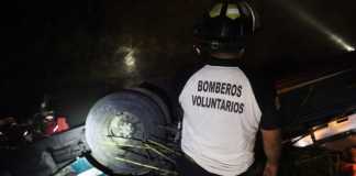 Bomberos Voluntarios trabajan en el rescate de personas heridas