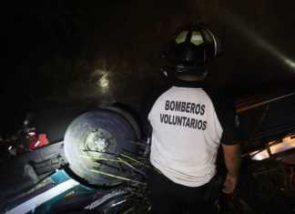 Bomberos Voluntarios trabajan en el rescate de personas heridas