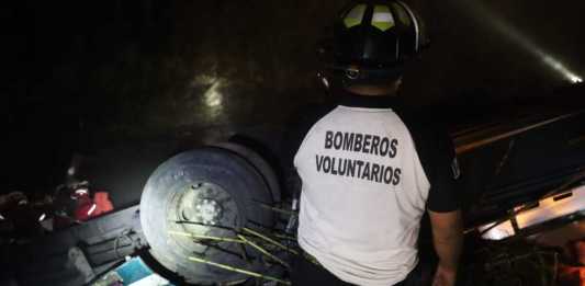 Bomberos Voluntarios trabajan en el rescate de personas heridas