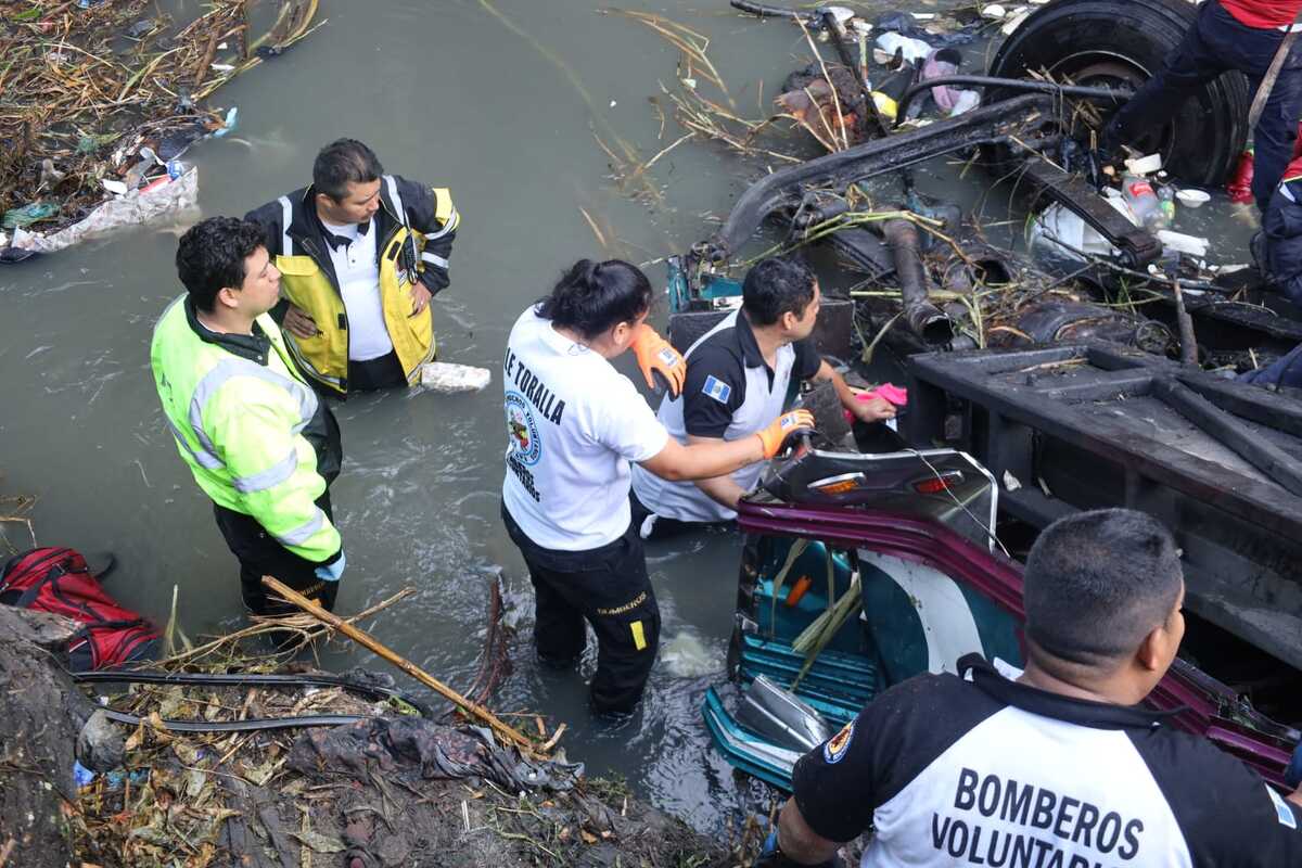 Bomberos dentro del agua del rio 